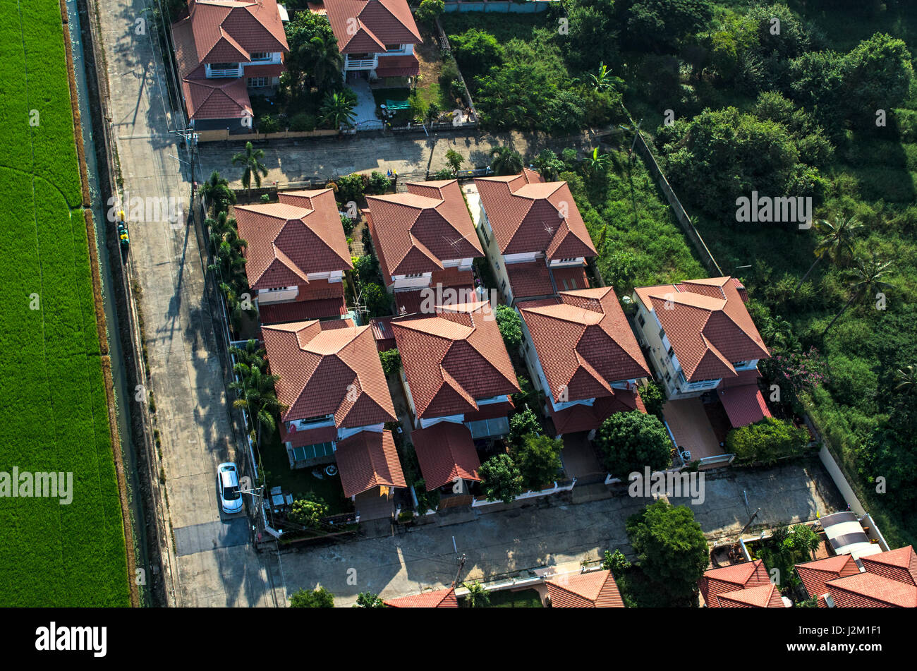Tejados rojos en zona residencial vivienda, vista desde el aire Foto de stock