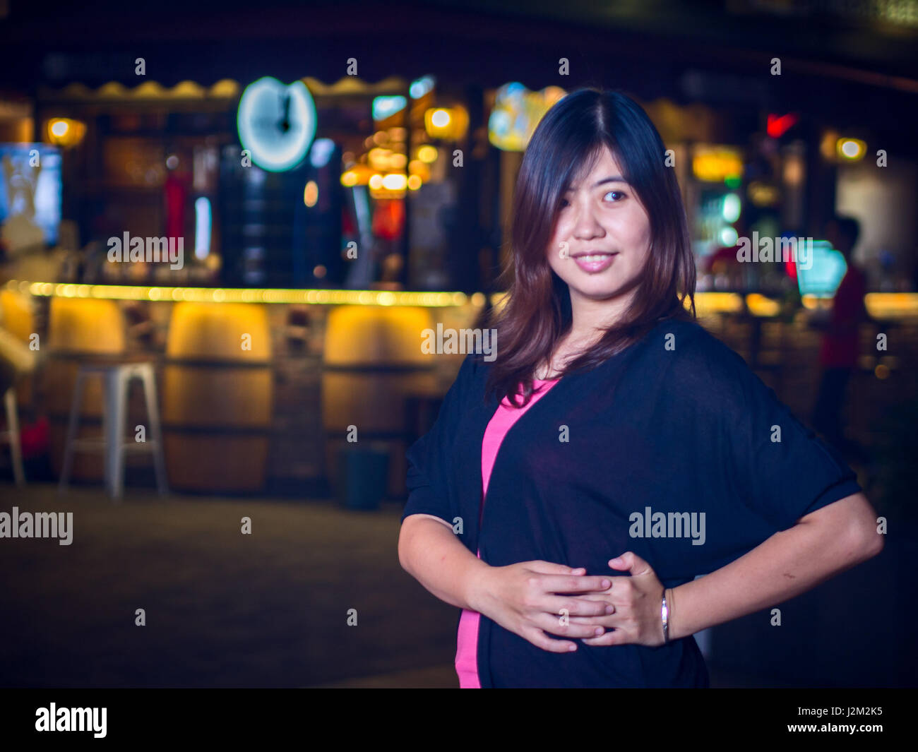 Hermosa joven asiático - Chino mujer sonriente en el Parque por la noche Foto de stock