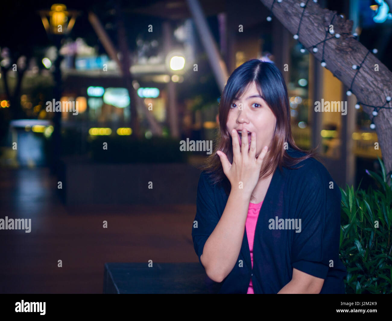 Hermosa joven asiático - Mujer China sorprende, con la mano en la boca Foto de stock