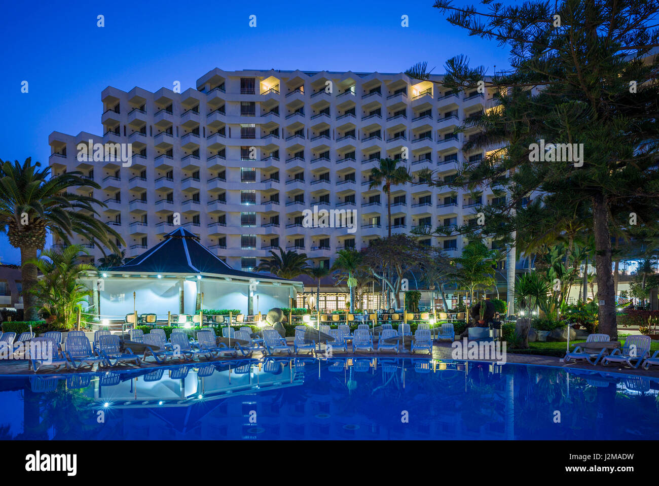 España, Islas Canarias, Tenerife, Playa de Las Americas, Hotel H10 Las  Palmeras, con vista a la piscina, dawn Fotografía de stock - Alamy