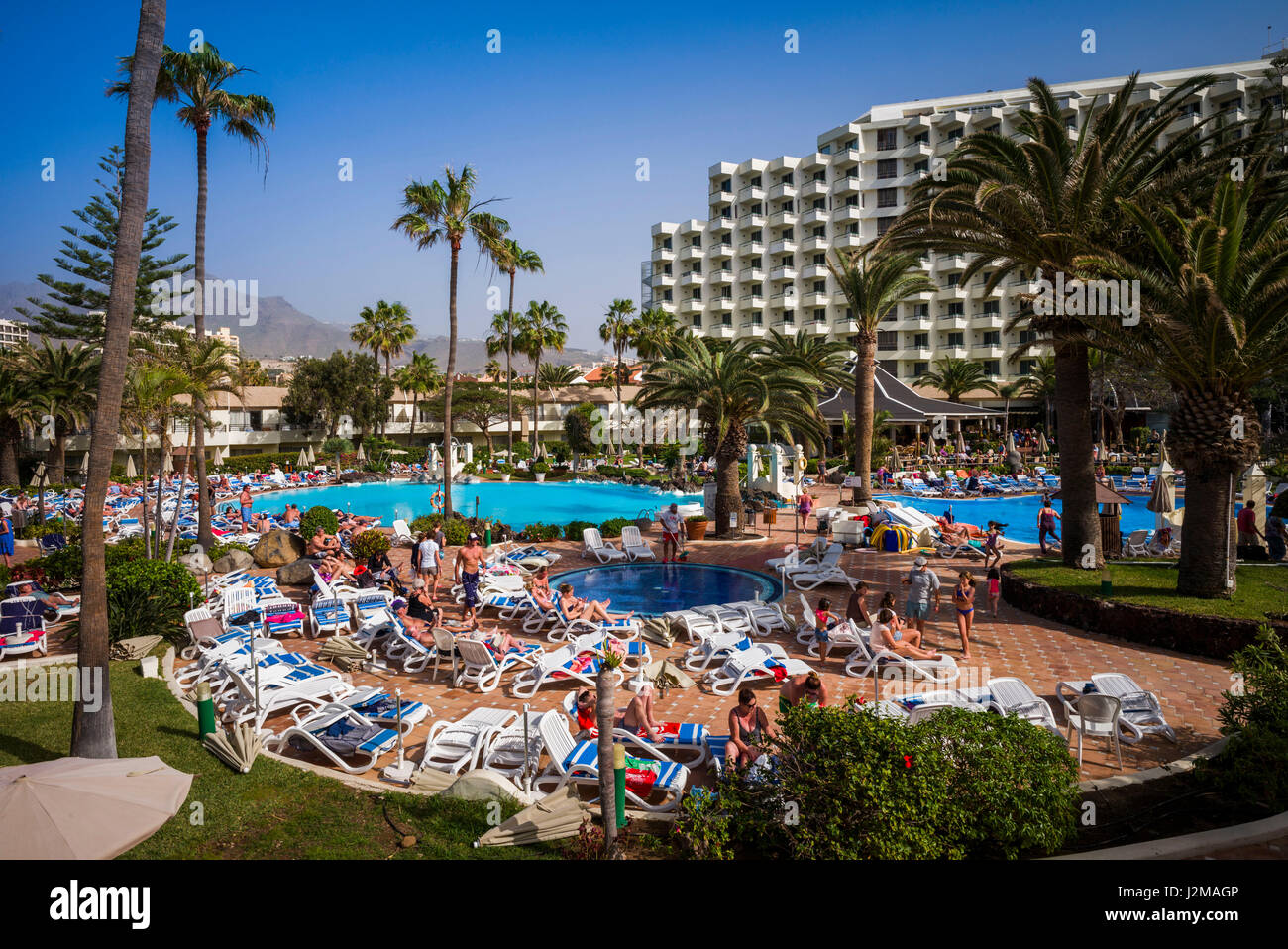 alquitrán medias fluido España, Islas Canarias, Tenerife, Playa de Las Americas, Hotel H10 Las  Palmeras, con vista a la piscina Fotografía de stock - Alamy