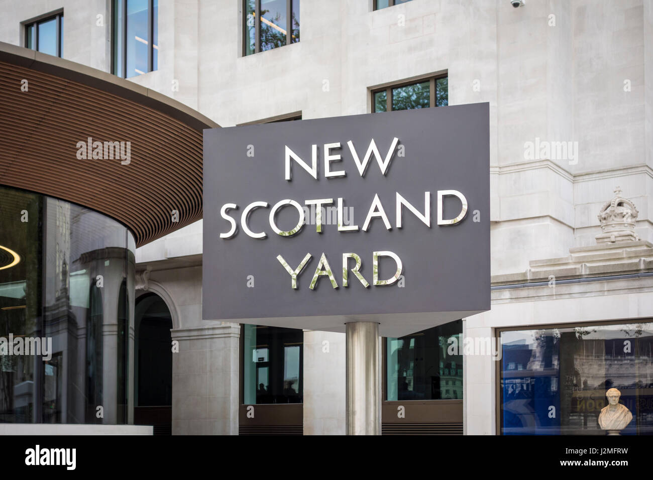 El Servicio de Policía Metropolitana nueva sede en Victoria Embankment (Curtis Green Building) con el New Scotland Yard cartel giratorio. Londres, Reino Unido Foto de stock