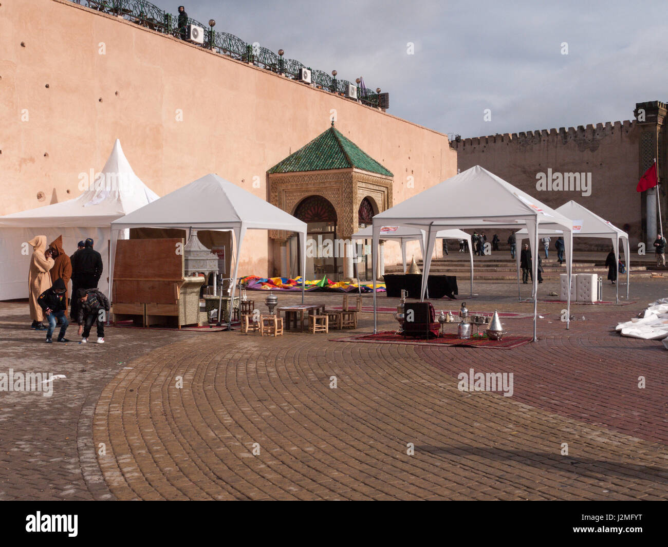 Los comerciantes en lugar Lahdime en Meknes, Marruecos Foto de stock