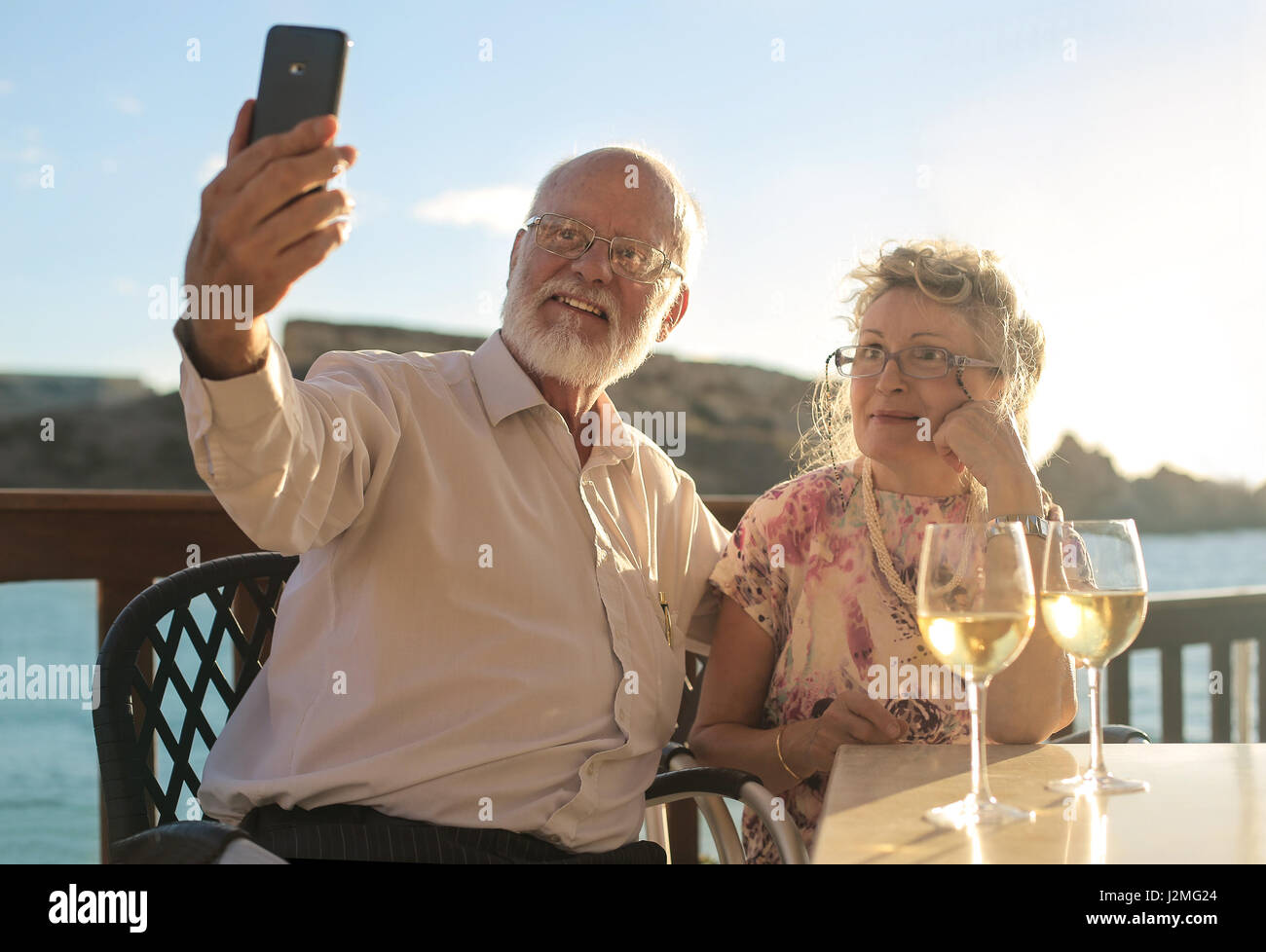 Pareja de ancianos tomando un selfie fuera Foto de stock