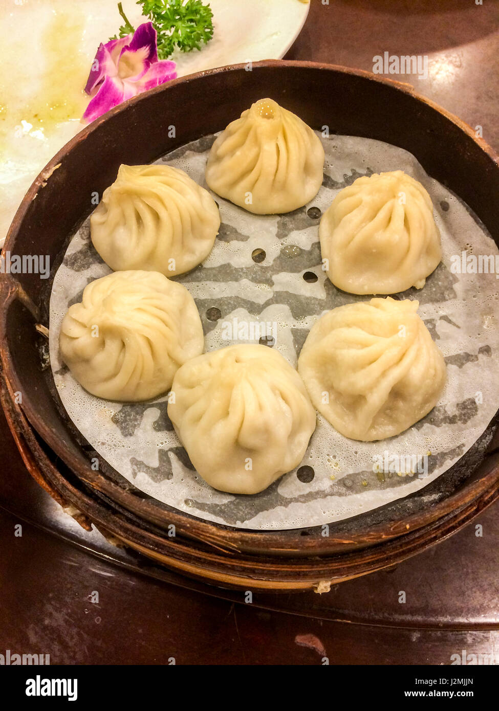 Albóndigas para almorzar, Nanxiang Dumpling Restaurante, Jardín Yuyuan, Shanghai. Foto de stock