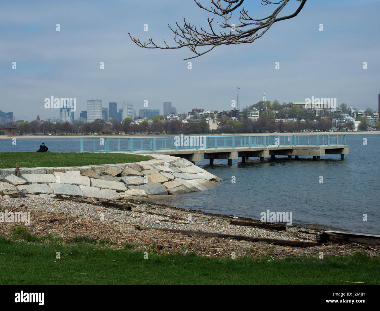 Una vista del horizonte al otro lado del puerto de Boston en Massachusetts. Foto de stock