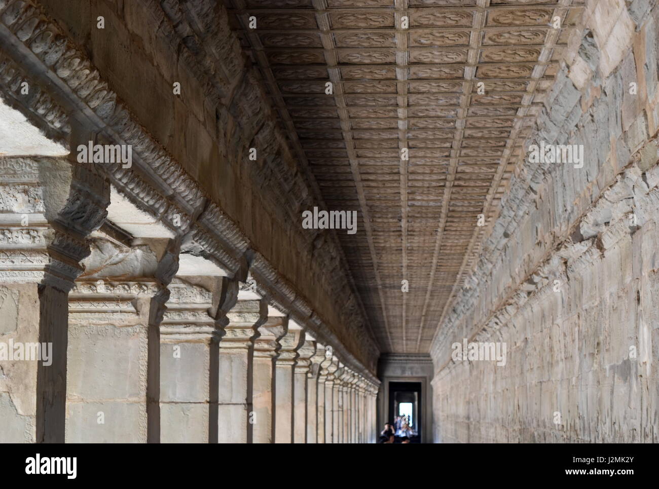 Antigua columnata de piedra en las ruinas del templo de Angkor Wat, Camboya Foto de stock