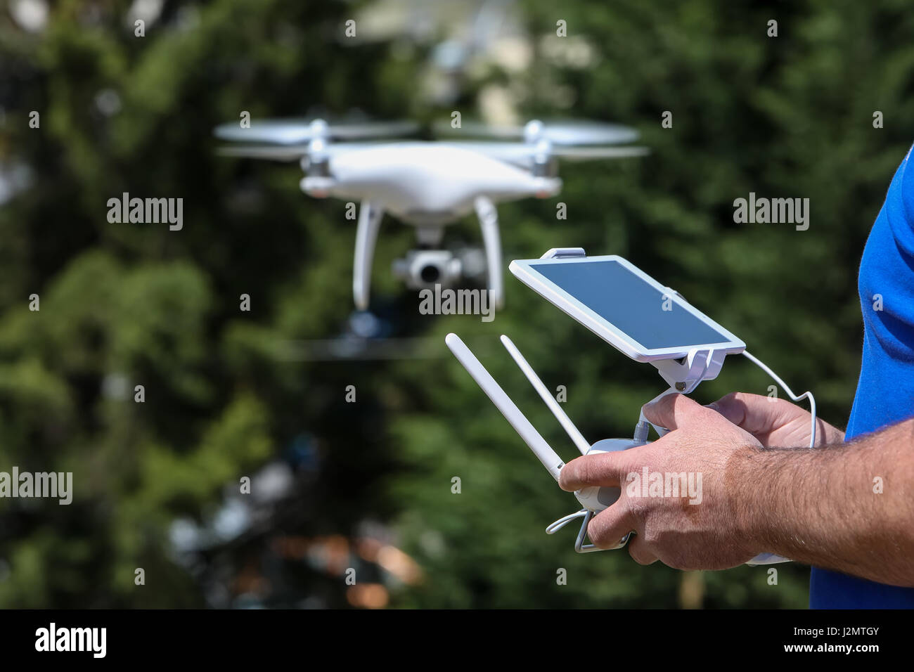 Control drone in hands man fotografías e imágenes de alta resolución - Alamy