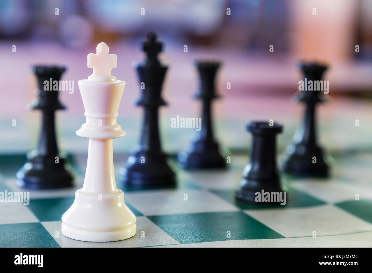 Chess king alone fotografías e imágenes de alta resolución - Alamy