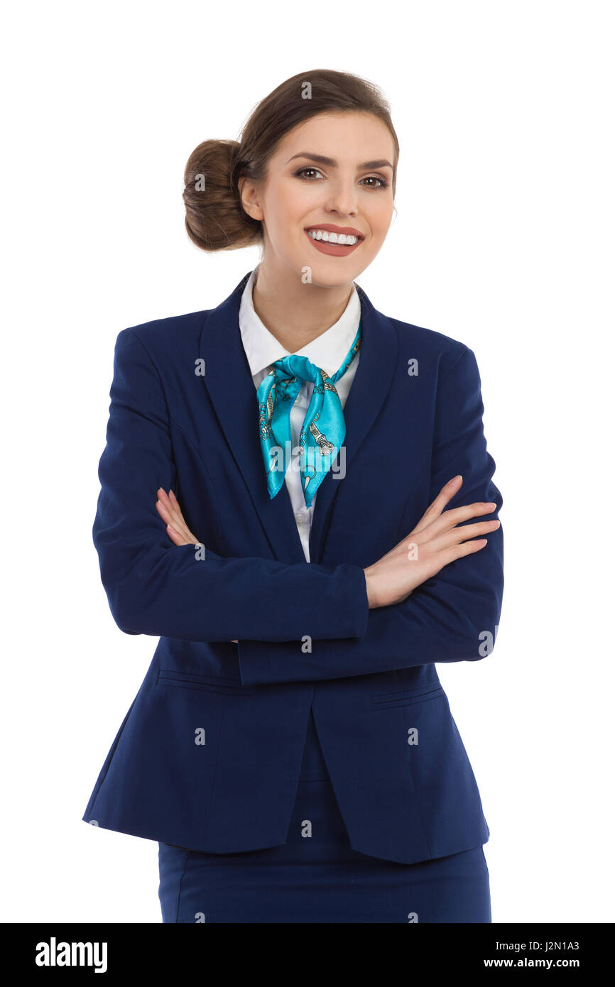 Hermosa mujer sonriente en traje azul turquesa y bufanda posando