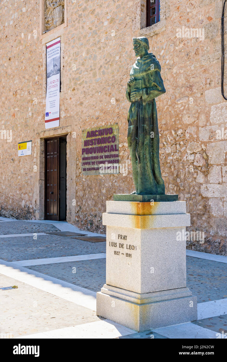 Fray Luis de León estatua fuera del Archivo Histórico Provincial, originalmente un castillo y una vez utilizada como cárcel, Cuenca, Castilla La Mancha, España Foto de stock