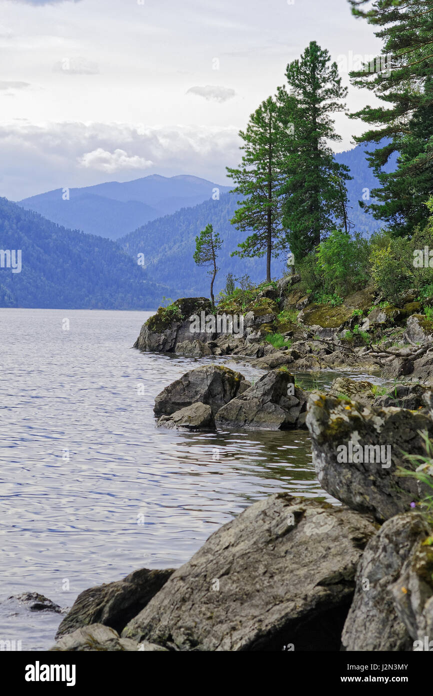 Siberia, el lago Teletskoye. Vista desde la orilla oriental a la parte norte del lago Foto de stock