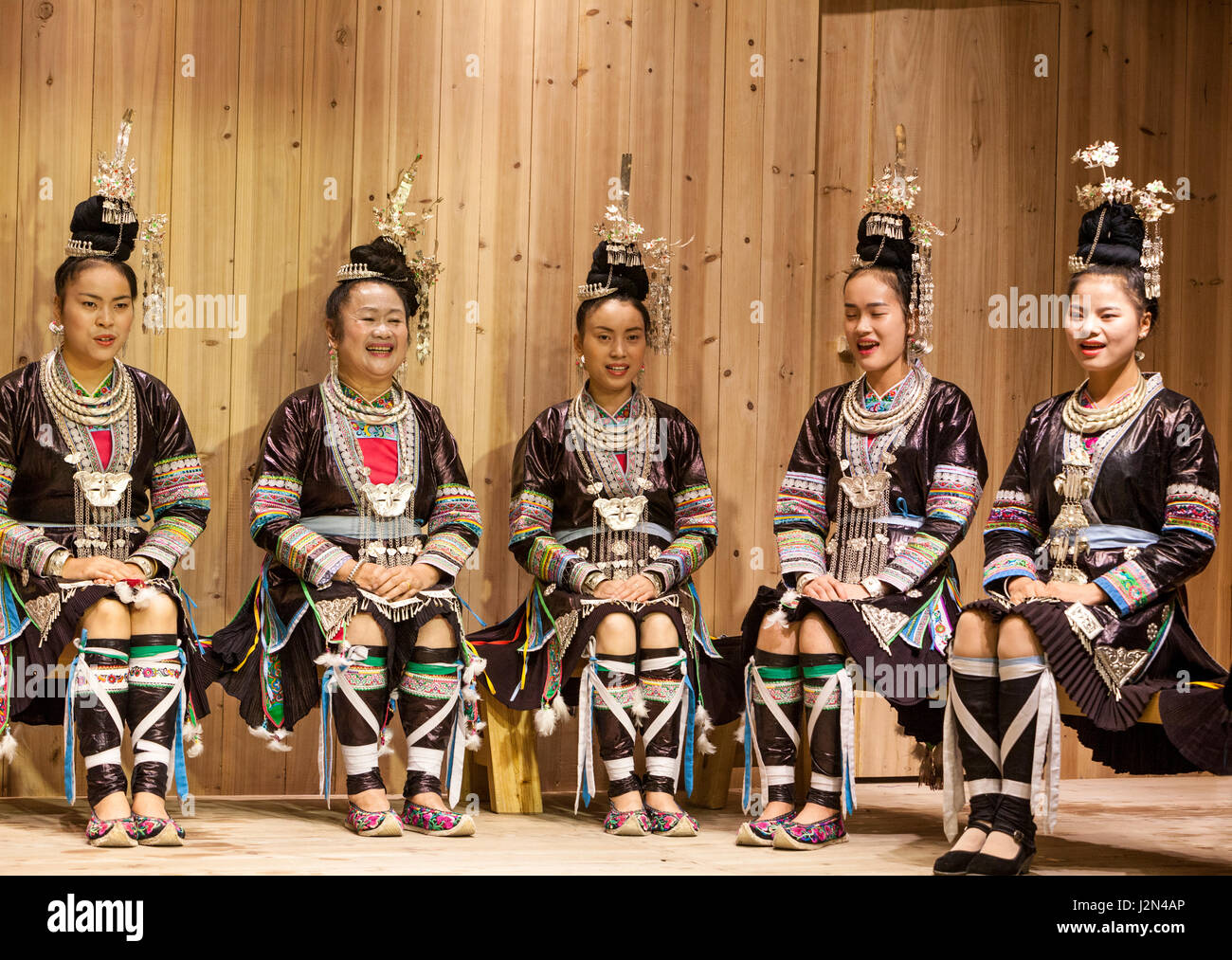 Zhaoxing, Guizhou, China. Actuación musical tradicional por las mujeres de la minoría étnica Dong. Foto de stock