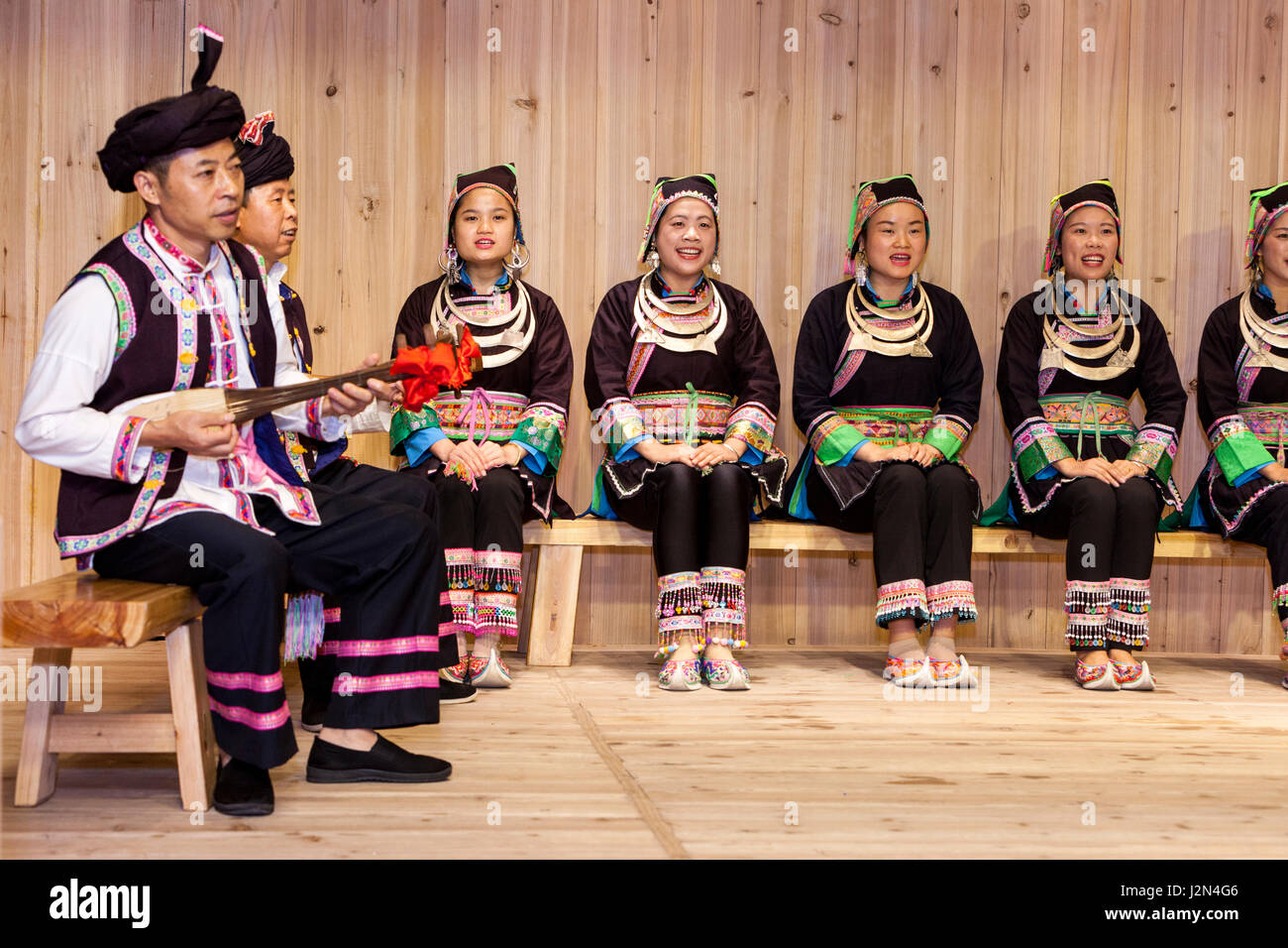 Zhaoxing, Guizhou, China. Actuación musical tradicional por miembros de la minoría étnica Dong. Foto de stock