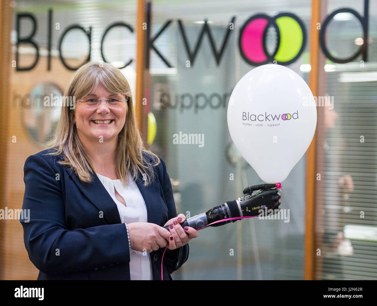 El fotógrafo Ian Georgeson, 07921 567360 Sally Bowie marketing manager de Touch Bionics en la inauguración de las nuevas oficinas de atención y apoyo Blackwood un Foto de stock