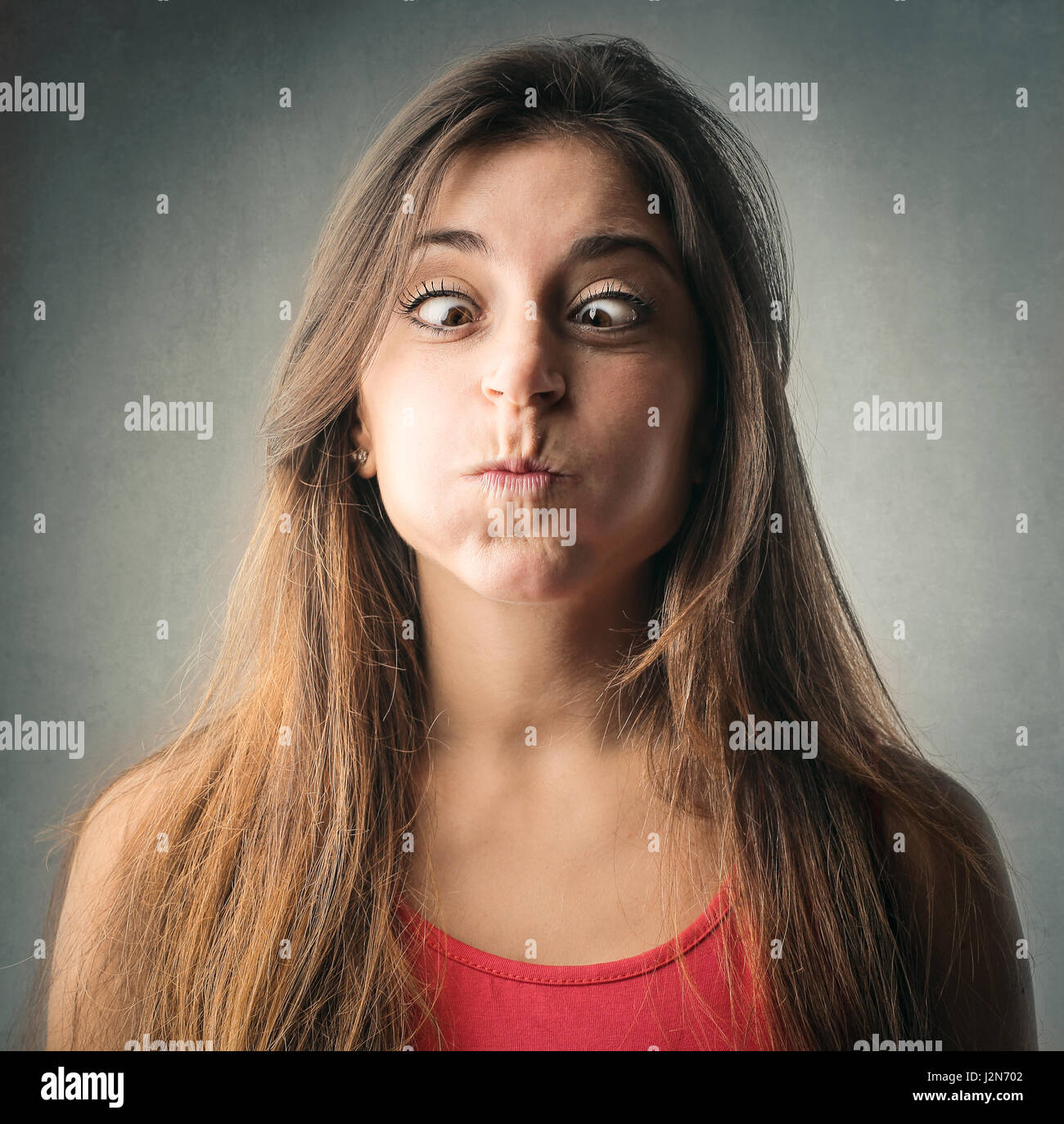 Una morena mujer haciendo cara de tonto Foto de stock