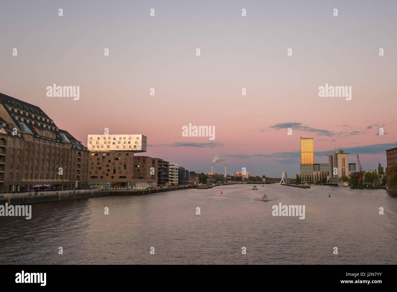 Río Spree en Berlín , Friedrichshain - Kreuzberg / paisaje urbano con sunset sky Foto de stock