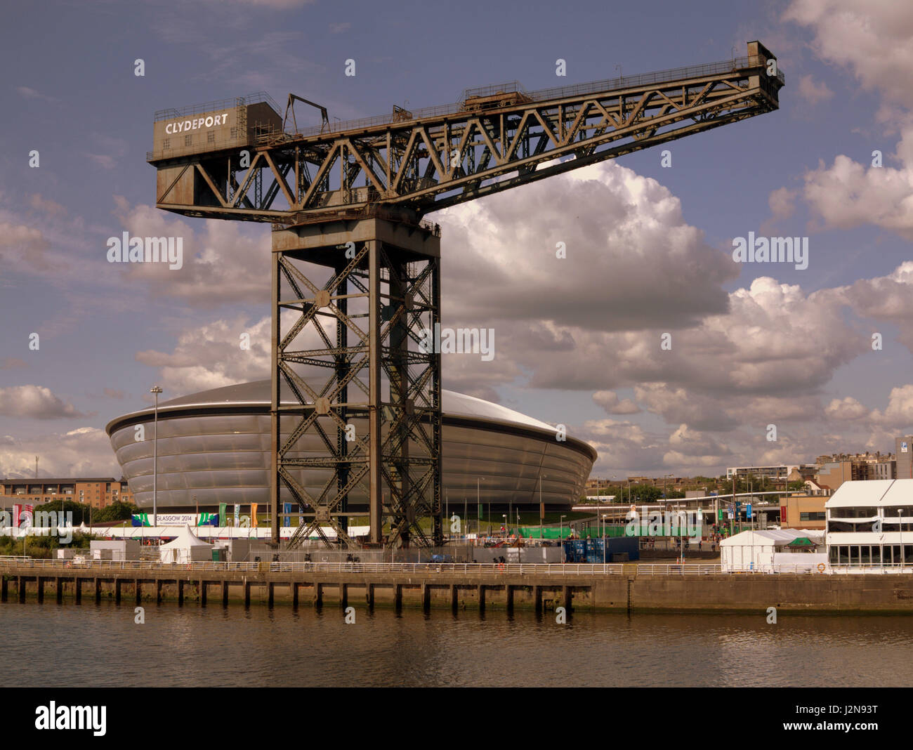 SSE Hydro y la Finnieston crane en el río Clyde waterfront Foto de stock