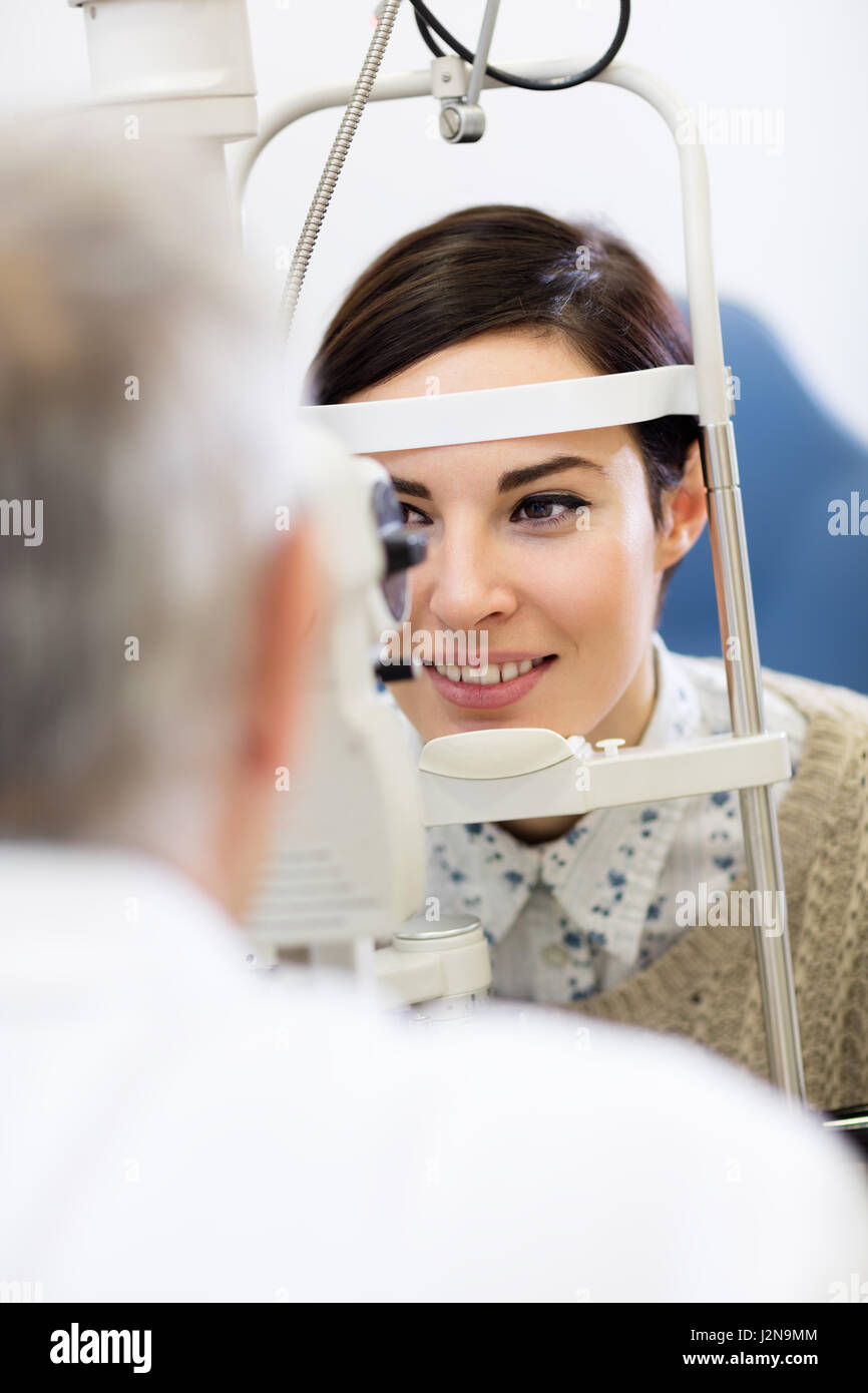 Paciente de sexo femenino, el oftalmoscopio determina dioptría ocular Foto de stock