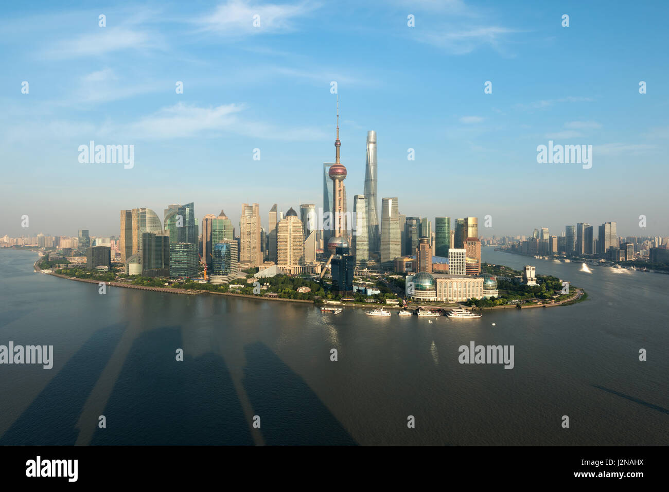 Vistas panorámicas del horizonte de Shanghai junto al río Huangpu en Shanghai Pudong Lujiazui centro comercial central en Shanghai, China. Foto de stock