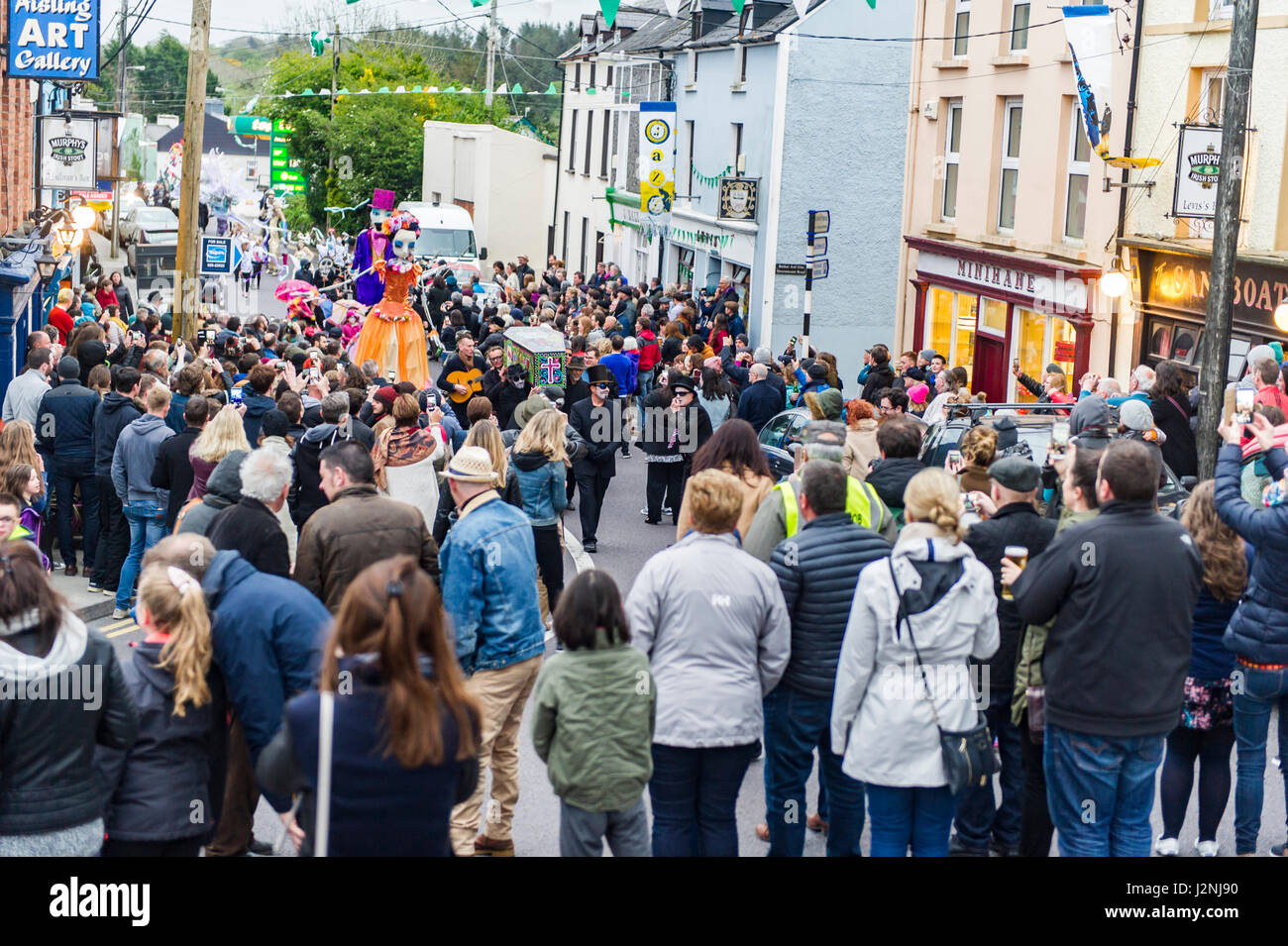 Ballydehob, Irlanda. 29 de abril de 2017. Con Dominic Murray de Ballydehob  como Director de Funerales, la procesión hace su camino pasado cientos de  espectadores de Ballydehob Main Street durante el Festival