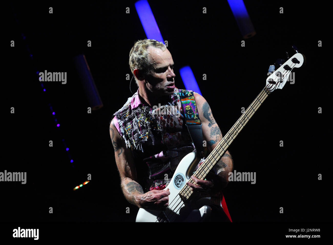Miami, FL, EEUU. 29 abr, 2017. Florida, EE.UU. - Estados Unidos - La Red Hot Chili Peppers realizaron su funk rock canciones durante un show en el AmericanAirlines Arena en Miami el 29 de abril de crédito: Sun-Sentinel/Zuma alambre/Alamy Live News Foto de stock
