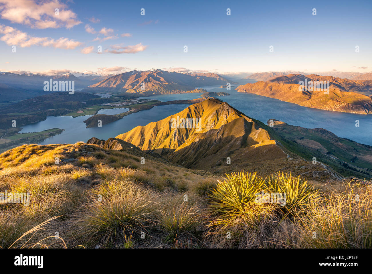 Vista de las montañas y el lago, Roys Pico, luz del atardecer, el Lago Wanaka, Alpes del Sur, la Región de Otago, Southland, Nueva Zelanda Foto de stock