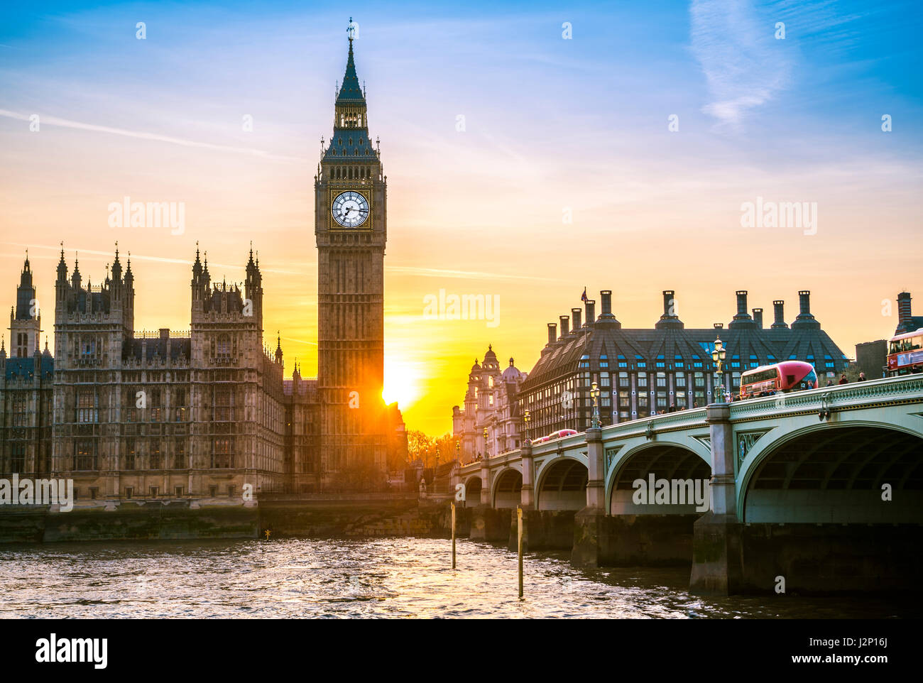 Sunset retroiluminada, el Big Ben, las Casas del Parlamento, el puente de Westminster, el Támesis, la ciudad de Westminster, Londres, región de Londres, Inglaterra Foto de stock