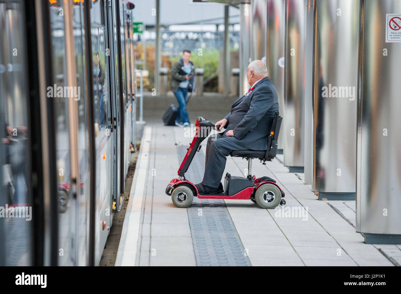 Transporte para Edimburgo, tranvías, scooter de movilidad, discapacidad, George Deeks Foto de stock