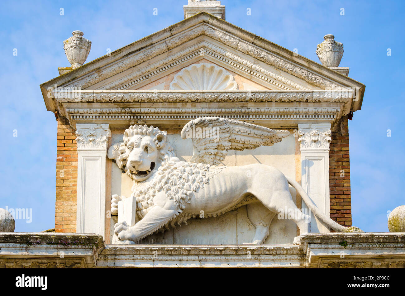 El león de San Marcos, el símbolo histórico de la República Veneciana, de pie en el puerto Magna en el complejo Arsenal de Venecia, Italia Foto de stock