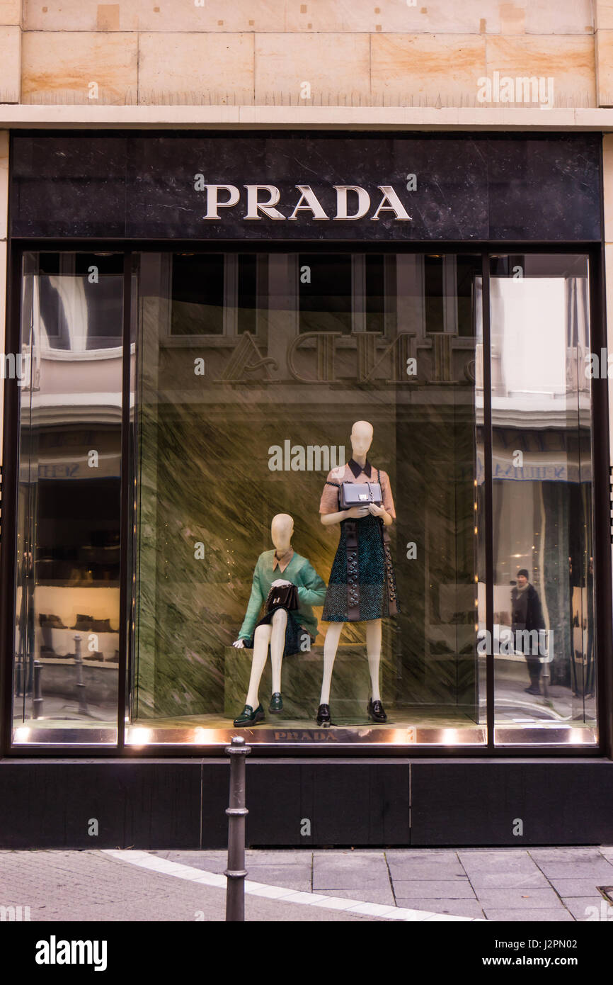 FRANKFURT, Alemania - Oktober 24, 2015: el logotipo de Prada. Prada es una  marca de moda italiana especializada en artículos de lujo para hombres y  mujeres Fotografía de stock - Alamy