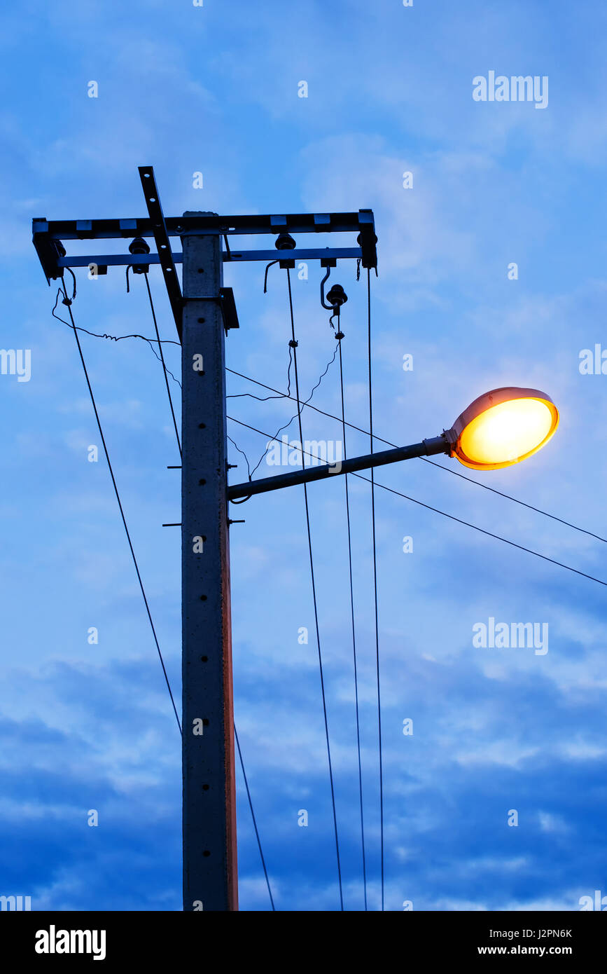 Luces de calle en hormigón poste de electricidad en la noche Foto de stock