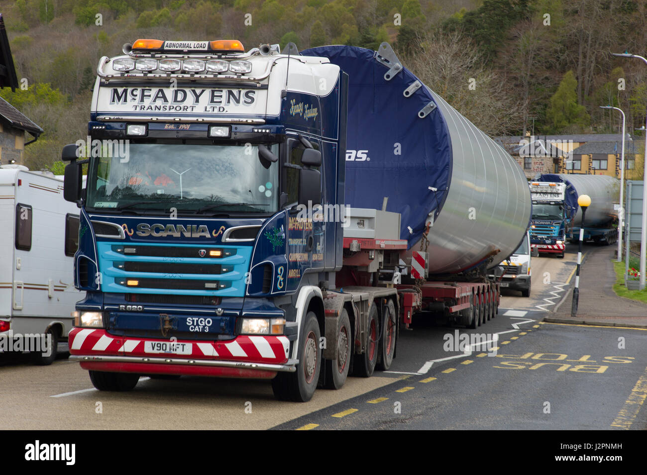 La torre de un aerogenerador enorme transportado a lo largo de la A82 pasando por Drumnadrochit, inverness Escocia Foto de stock