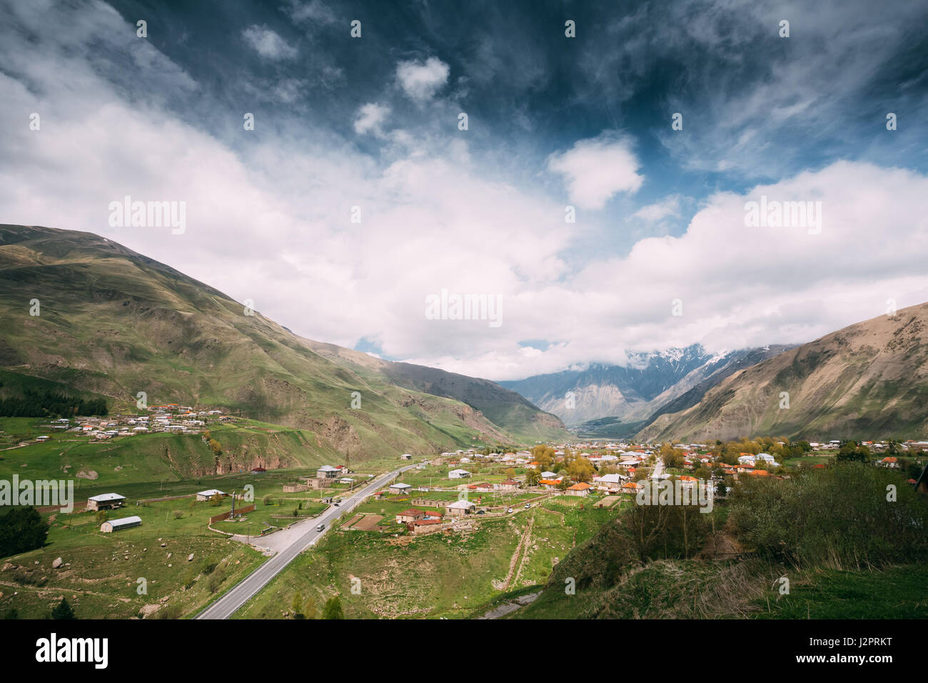 Sioni aldea en fondo de montaña en Kazbegi Distrito, Región Mtskheta-Mtianeti, Georgia. La primavera o el verano Foto de stock