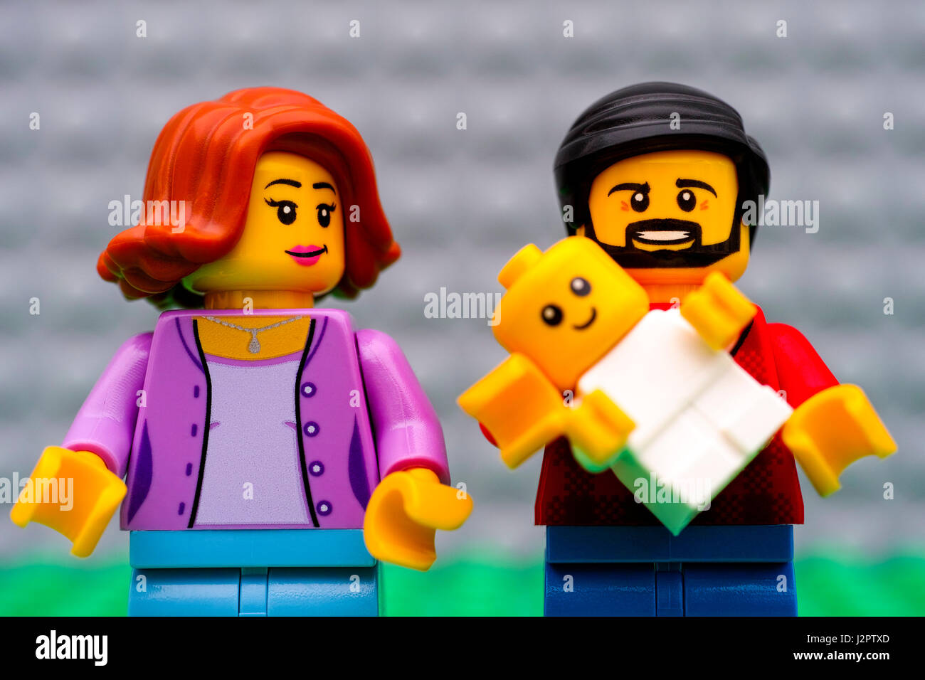 Tambov, Rusia - 21 de septiembre de 2016 Retrato de familia LEGO, el padre,  la madre y el bebé minifigures. Bebé en brazos de los padres. Foto de  estudio Fotografía de stock - Alamy