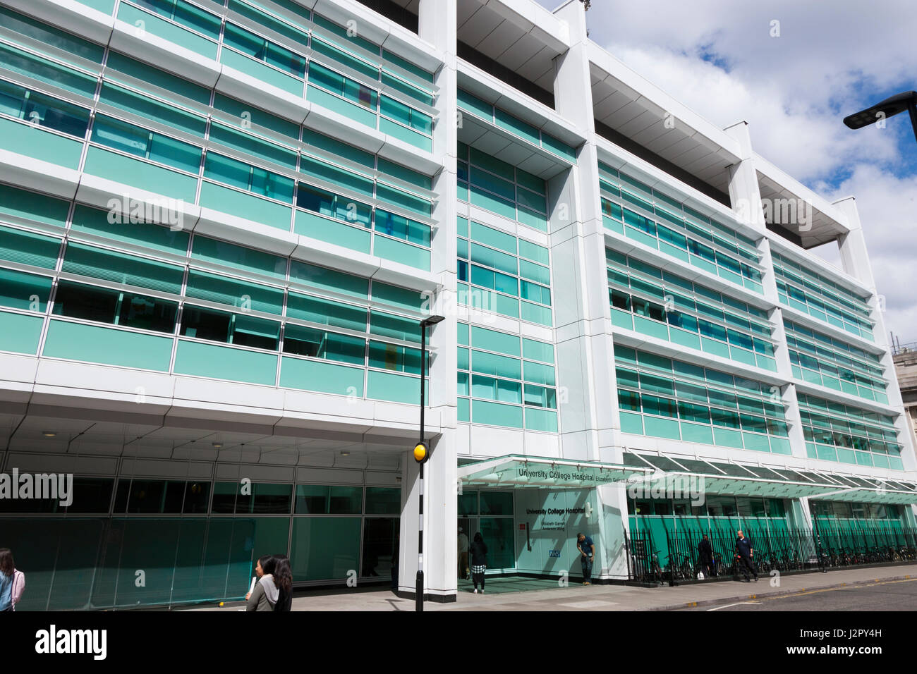 La parte delantera exterior y entrada del University College Hospital de Londres; el Elizabeth Garret Anderson ala. Día soleado con el cielo azul. En el Reino Unido. Foto de stock