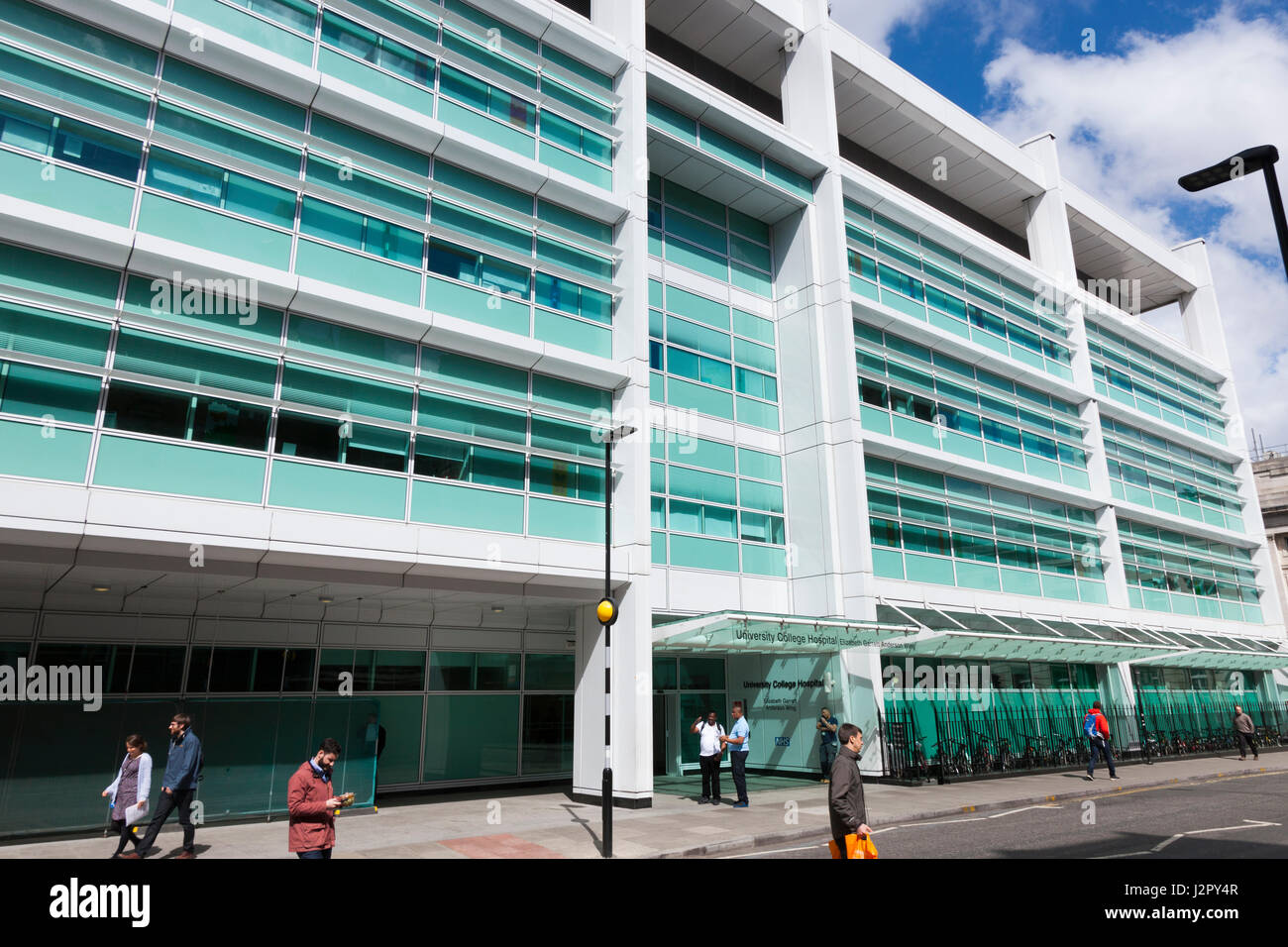 La parte delantera exterior y entrada del University College Hospital de Londres; el Elizabeth Garret Anderson ala. Día soleado con el cielo azul. En el Reino Unido. Foto de stock