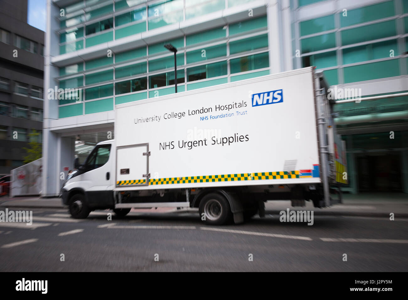 Truck / van / Camión /llevando suministros médicos de urgencia para el NHS en el University College Hospital de Londres. UK Foto de stock