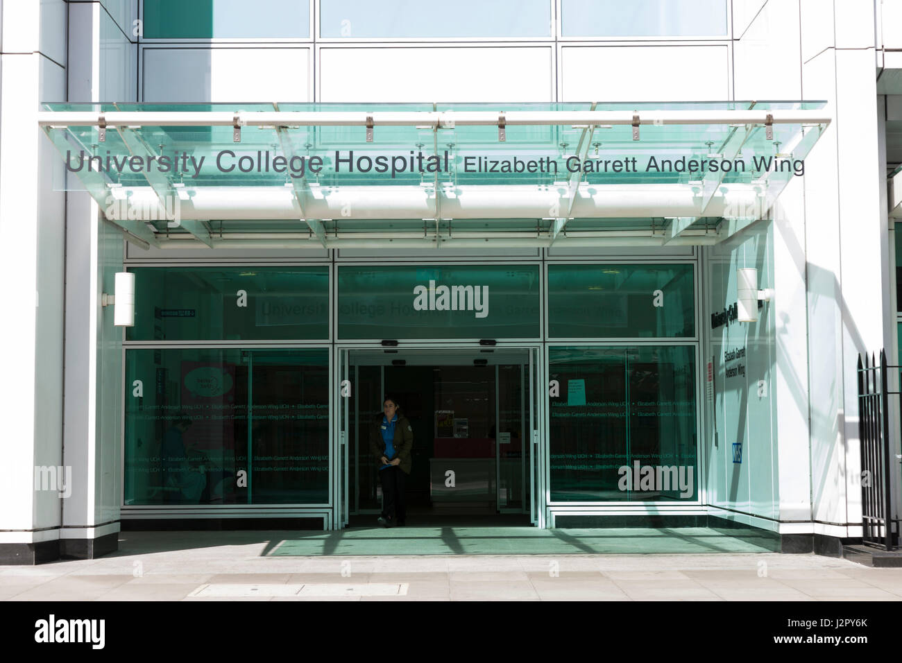 La parte delantera exterior y entrada del University College Hospital de Londres; el Elizabeth Garret Anderson ala. Día soleado con el cielo azul. En el Reino Unido. Foto de stock