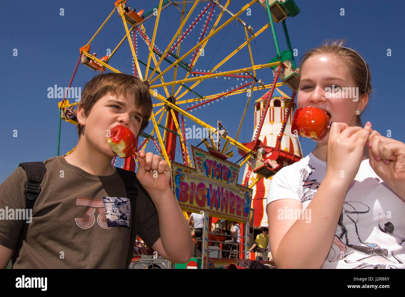 Royal Bath & West Show, mostrando la feria y niños comiendo manzanas de toffee y candyfloss Foto de stock