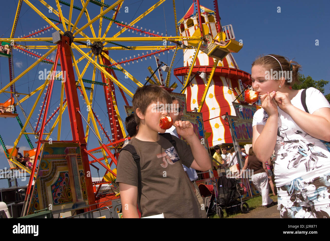 Royal Bath & West Show, mostrando la feria y niños comiendo manzanas de toffee y candyfloss Foto de stock