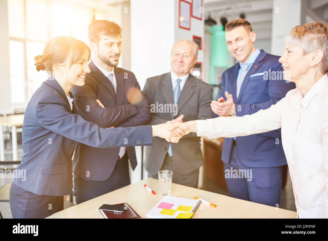 Gente de negocios agitar las manos como signo de acuerdo empresarial Foto de stock