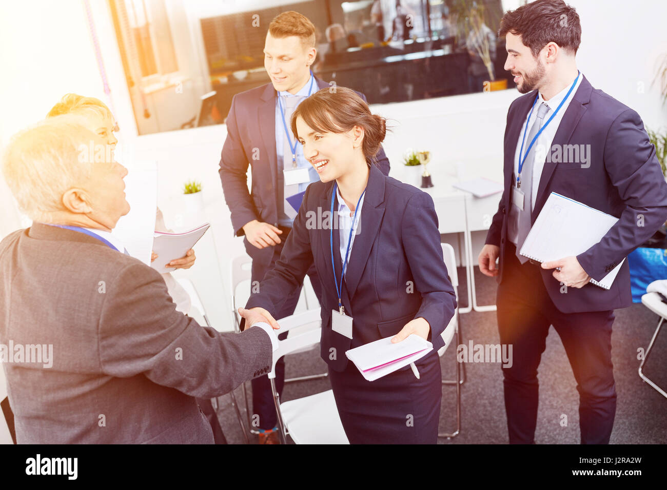 La gente de negocios se estrechan las manos después del taller, como signo de agradecimiento Foto de stock