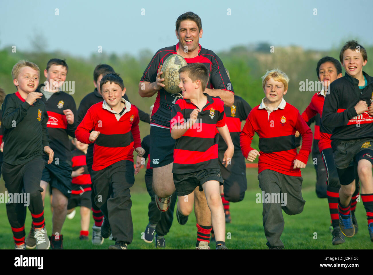 Avonmouth Rugby Football Club, Bristol con Nick de Venn: enseñar a los más jóvenes. Foto de stock