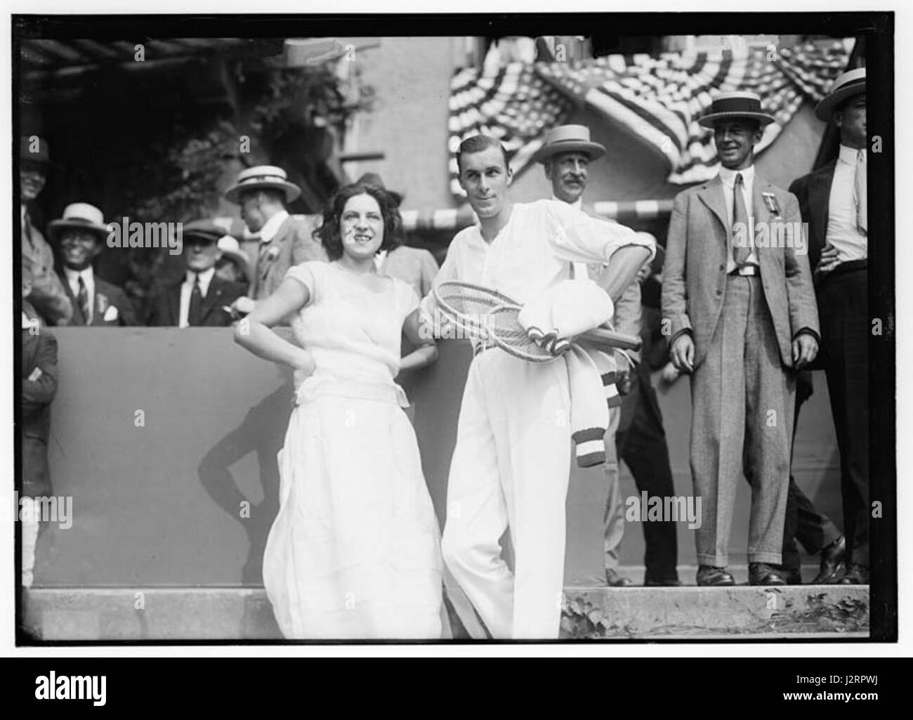 La tenista francesa Suzanne Rachel Flore Lenglen (1899-1938). Lenglen ganó 31 títulos de campeonato entre 1914 y 1926, fue una celebridad del tenis y una de las primeras estrellas internacionales del deporte femenino llamada La Divine (La Diosa) por la prensa francesa Foto de stock