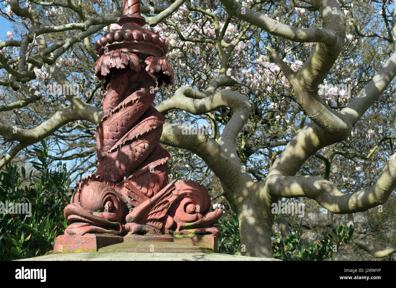 Una lámpara estándar hizo de metal entrelazada a las criaturas del mar (delfines?!) y un árbol de magnolia, Preston, Brighton. Foto de stock