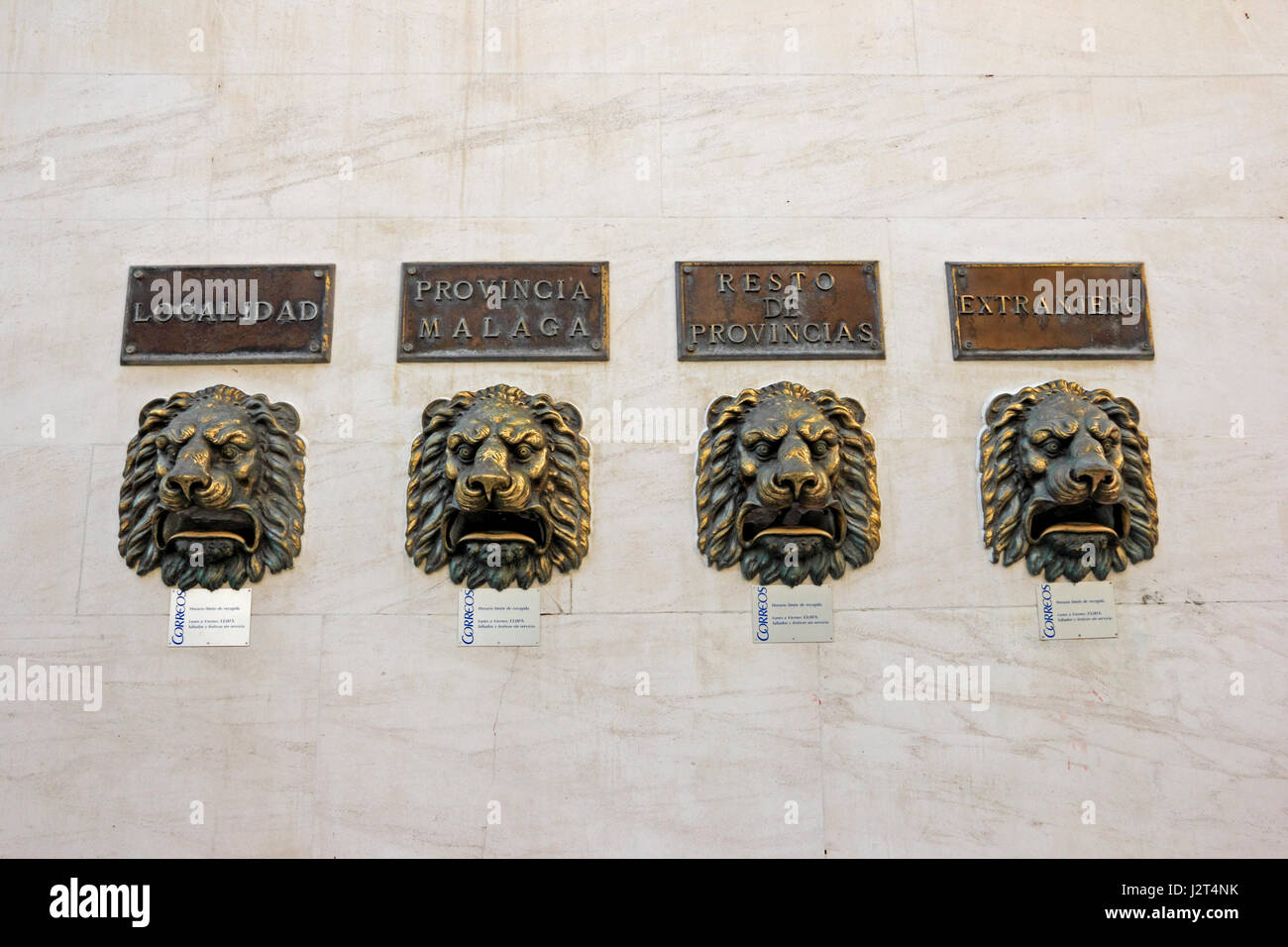 Los buzones, que se denominó como cabezas de leones, para diferentes  destinos de correo en la pared exterior de la oficina de correos,  Fuengirola, España Fotografía de stock - Alamy