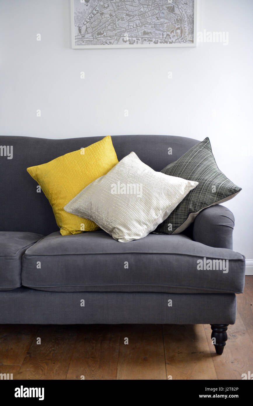 Cojines con textura en un sofá Fotografía de stock - Alamy