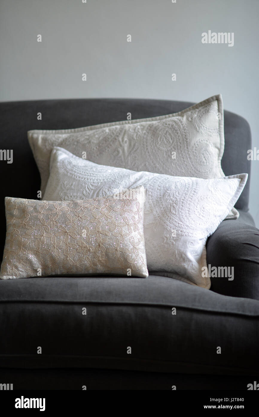 Cojines con textura en un sofá Foto de stock