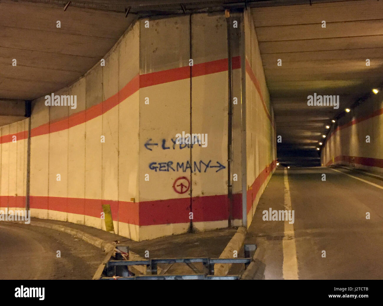 Roma, Italia. 21 abr, 2017. Foto de graffiti en un cruce de calles subterráneas con flechas señalando el camino a Alemania y Siria, tomada en las cercanías del campamento de refugiados improvisados 'Baobab' en la estación Tiburtina en Roma, Italia, 21 de abril de 2017. No hay ningún diario lugar de acogida para los refugiados en Roma. Muchos migrantes que llegan a la ciudad debe pasar la noche al aire libre cerca de la estación Tiburtina. Los activistas de "Experiencia de Baobab' están allí para ayudar. Foto: Alvise Armellini/dpa/Alamy Live News Foto de stock